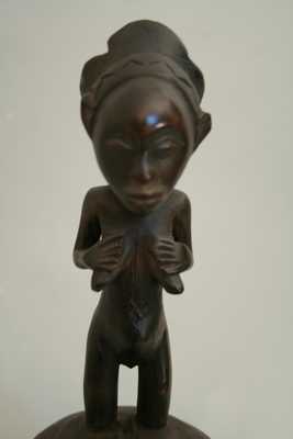 Luba (porteur de coupe), d`afrique : Rép.démoncratique du Congo., statuette Luba (porteur de coupe), masque ancien africain Luba (porteur de coupe), art du Rép.démoncratique du Congo. - Art Africain, collection privées Belgique. Statue africaine de la tribu des Luba (porteur de coupe), provenant du Rép.démoncratique du Congo., 1284/5038.Belle coupe Luba H.t.38,5cm.La coupe 20cm + le couvercle 18,5cm.La coupe représente un animal(chien?)portant le récipient sur son dos.Sur le couvercle se trouve une ancêtre debout,les mains posés sur ses seins.bois à patine assez ancienne; 1ère moitié du 20eme sc.(Minga)

Mooie Luba beker of schaal 38,5cm.T.h.De beker 20cm.Het deksel 18,5cm.De beker vertoond een dier dat een beker draagt. Boven op het deksel staat een vrouw met beide handen op haar borsten.Luba haartooi in kruisvorm. 1ste helft 20ste eeuw.


. art,culture,masque,statue,statuette,pot,ivoire,exposition,expo,masque original,masques,statues,statuettes,pots,expositions,expo,masques originaux,collectionneur d`art,art africain,culture africaine,masque africain,statue africaine,statuette africaine,pot africain,ivoire africain,exposition africain,expo africain,masque origina africainl,masques africains,statues africaines,statuettes africaines,pots africains,expositions africaines,expo africaines,masques originaux  africains,collectionneur d`art africain